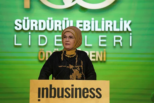 Turkuvaz Medya Emine Erdoğan’ı ağırladı! Sürdürülebilir Yüzyıl Zirvesi öncesi Kenan İmirzalıoğlu ile gülümseten futbol diyaloğu