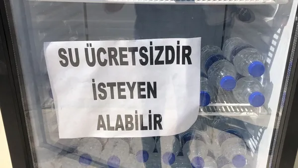 Bursalı esnaflar bir araya geldi! Yoldan geçen vatandaşlara suyu ücretsiz ikram etti - 3