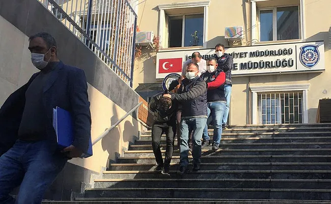 İstanbul’da film gibi olay! Bankadan 2,5 milyonla çıkan kişilerin araçla önünü kestiler - 4
