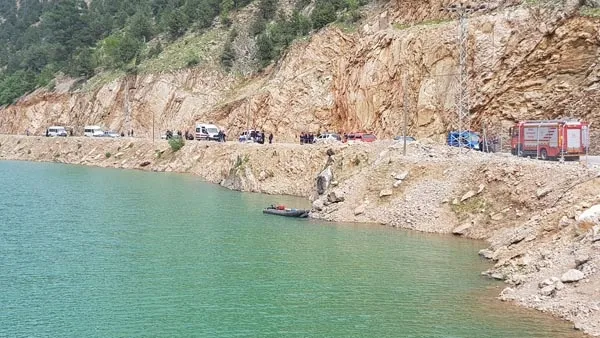 4 kişinin olduğu otomobil baraja uçtu - 1