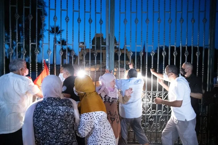 Tunus ayakta! Darbeye karşı direniyorlar! Türkiye meşru hükümetin yanında