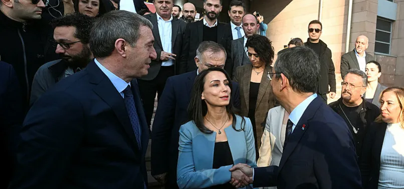 CHP'nin ittifak ortağı DEM Parti'den "Öcalan için mücadele" çağrısı! Özgür Özel üç maymunu oynamaya devam ediyor...