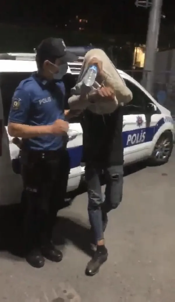 kagithane-metro-istasyonunda-hareketli-anlar-polis-intihar-diye-gitti-hirsizi-sucustu-yakaladi-1629530350435.jpg Kağıthane metro istasyonunda hareketli anlar! Polis intihar diye gitti hırsızı suçüstü yakaladı - 5