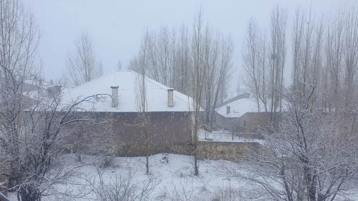 Kars ve Tunceli'de kar sürprizi! Beyaza büründü