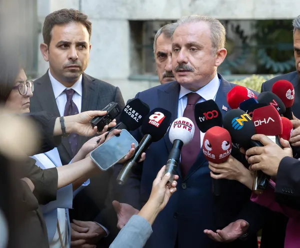 CHP ve HDP’den Meclis’te provokasyon! Burak Erbay Kürsüde çekiçle telefon kırdı! TBMM Başkanı Şentop’tan ilk yanıt: Kürsüler şov yeri değil