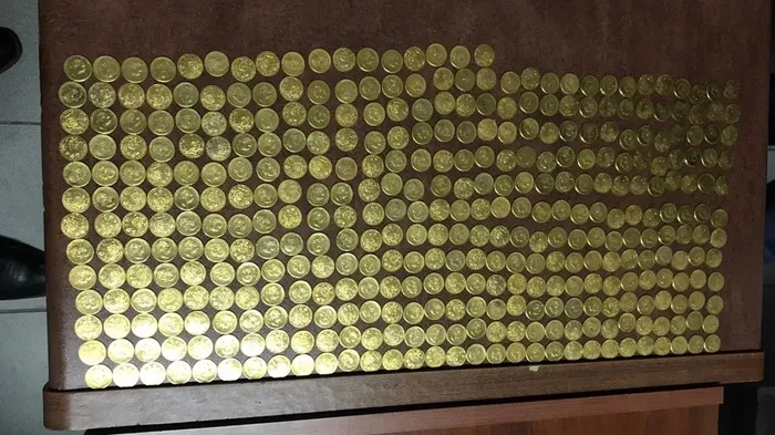 Tokat'ta yüzlerce altın sikke ele geçirildi - 1