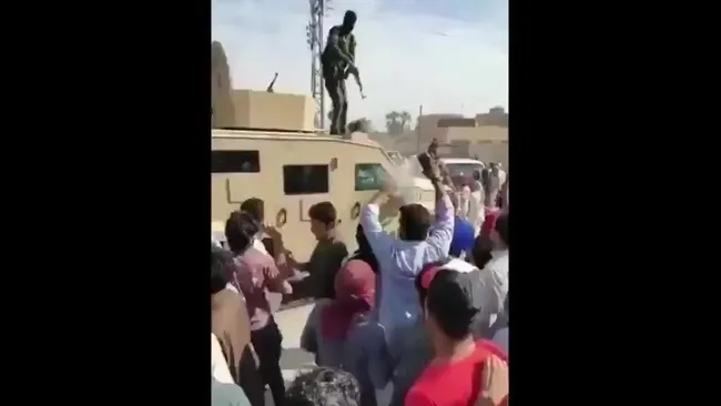 İslam’ı hedef alan Macron’u protesto eden Deyrizor halkına PKK/PYD’li teröristler ateş açtı