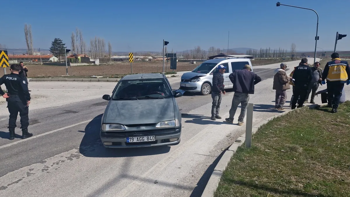 Çorum'da hafif ticari araç ile otomobil çarpıştı: 1 yaralı