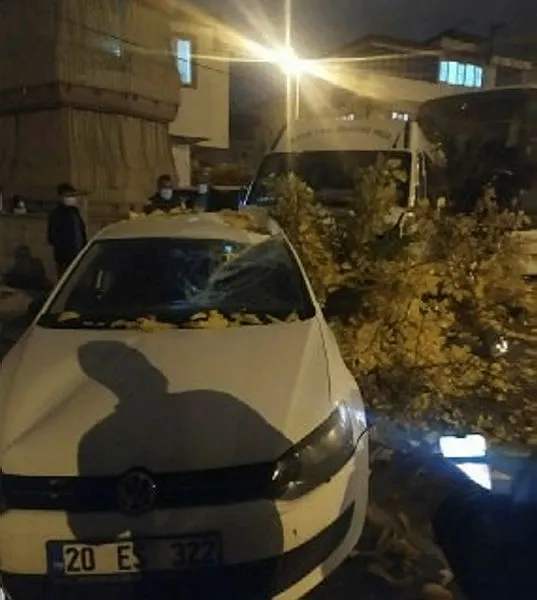 Denizli’de freni boşalan sürücüsüz otobüs dehşet saçtı: 5 araca çarptı - 4