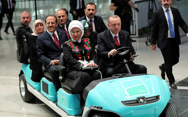 İstanbul Yeni Havalimanı'nda renkli görüntüler Başkan Erdoğan direksiyona kendisi geçti