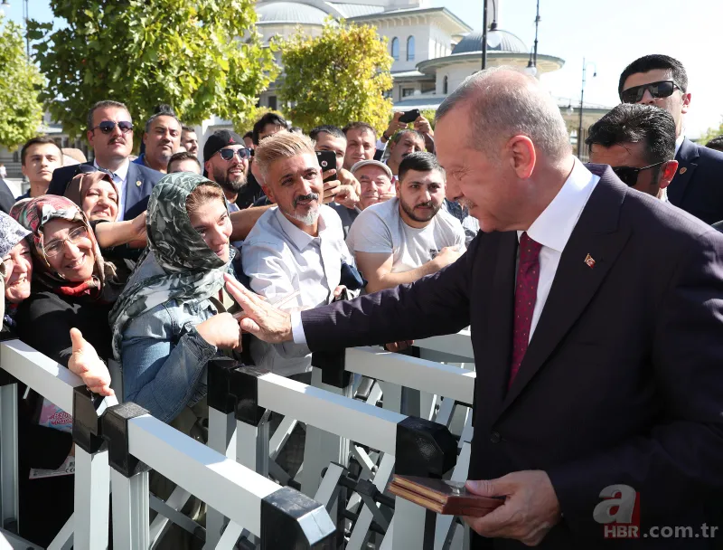 Başkan Erdoğan, cuma namazı çıkışında vatandaşlara kitap dağıttı 16