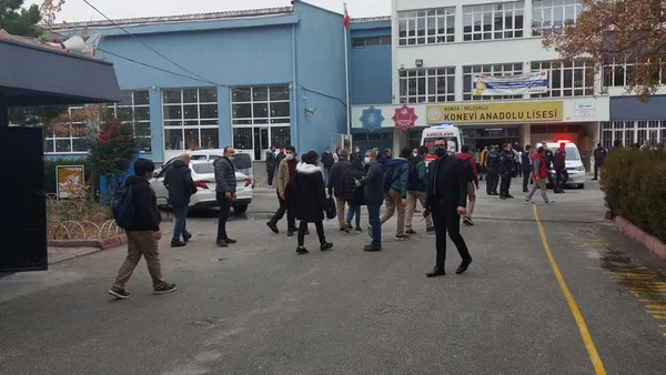 konyada-lisede-velilerin-kavgasi-kamerada-1637932489316.jpg Konya’da lisede velilerin kavgası kamerada - 2