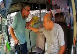Adana'nın Seyhan ilçesinde trafikte gerilim: Otomobil sürücüsü otobüse bindi! Şoför sopayla karşılık verdi! O anlar kamerada