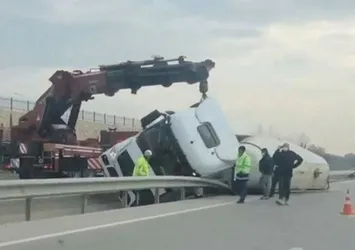 Bursa'da TIR bariyerlere saplandı