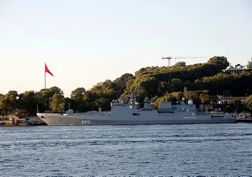 Rus savaş gemisi Sarayburnu Limanı'na demirledi