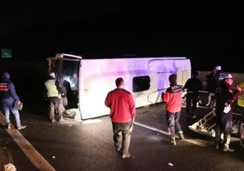 Minibüs devrildi! Çok sayıda yaralı var