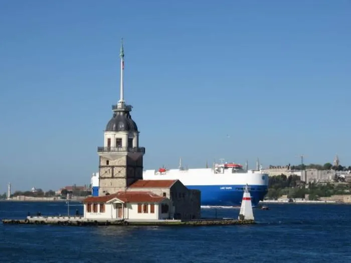İstanbul Boğazı'nda dev gemilerle burun buruna tehlikeli balıkçılık - 2