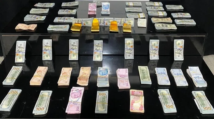 hakkaride-358-bin-430-dolar-ile-4-kilo-kacak-altin-ele-gecirildi-1715105569705.jpg Hakkari'de 358 bin 430 dolar ile 4 kilo kaçak altın ele geçirildi - 1