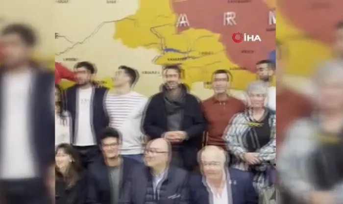 lyon-belediye-baskani-gregory-doucetten-buyuk-skandal-turkiye-topraklari-ermenistan-sinirlarinda-gosterdi-1715323193893.jpg Lyon Belediye Başkanı Gregory Doucet'ten büyük skandal! Türkiye toprakları Ermenistan sınırlarında gösterdi - 1