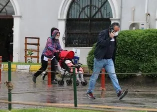 İzmir'de yeni normalin ilk gününde dükkanları su bastı! Vatandaş çileden çıktı