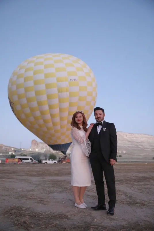 genc-cift-ask-vadisinde-sicak-hava-balonunda-evet-dedi-1633439903632.jpg