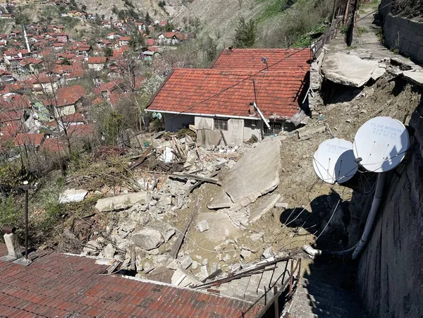 Karabük'te heyelan tehlikesi! 2 ev hasar gördü - 1