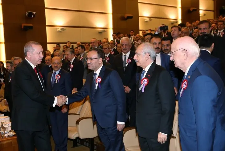 Cumhurbaşkanı Erdoğan’ı karşısında gören Kılıçdaroğlu’nun yüz ifadesi dikkat çekti