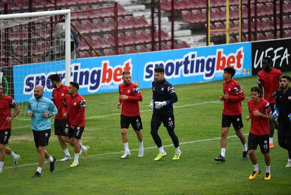 1663259224878.jpg Dünya futbol tarihinde bir ilk! Sivasspor'un Cluj maçı öncesi formaları havalimanında kayboldu - 3