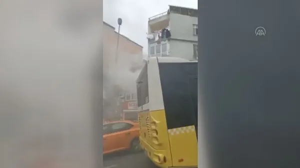 İstanbul'da İETT çilesi! Arızalanan otobüs sokağı dumana boğdu - 3