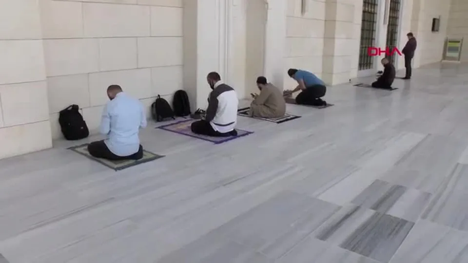 Son dakika: Çamlıca Camii’nde günler sonra Cuma namazı |Video