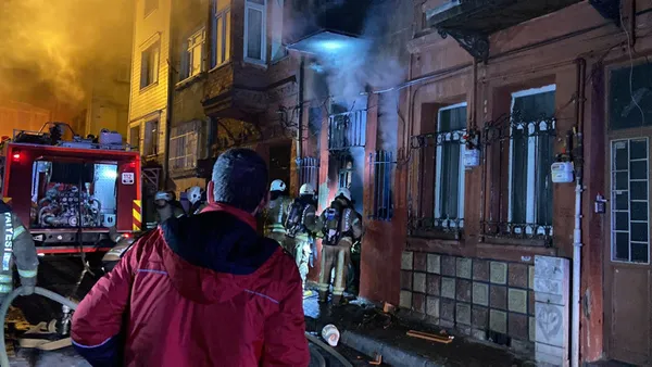 Son dakika: İstanbul Fatih’te korku dolu anlar: 3 katlı bina alev alev yandı! 1 kişi üçüncü kattan atlayarak kurtuldu - 5