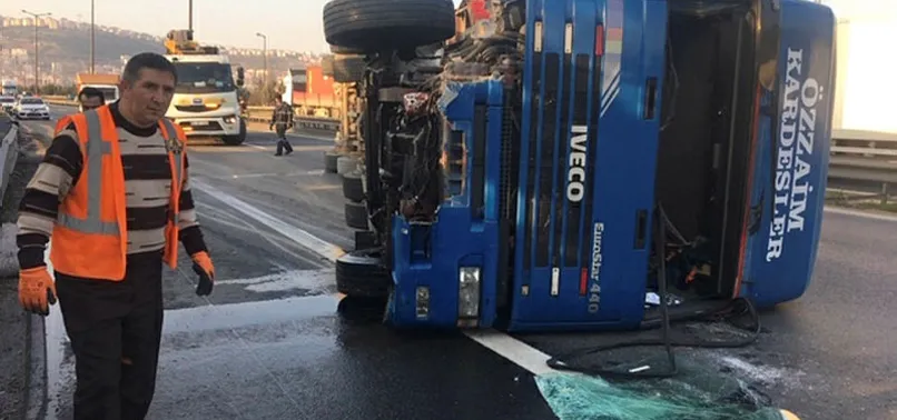 Son dakika: TEM yolunda TIR devrildi