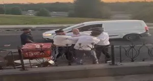 Kavgayı ayırmak isterken sinirlenip olaya dahil oldu