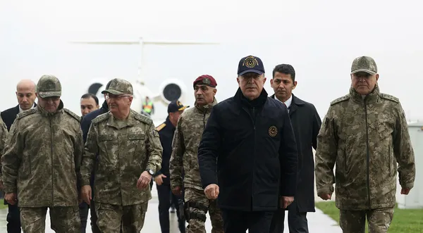 Son dakika: Milli Savunma Bakanı Hulusi Akar ve komuta kademesi Suriye sınırında