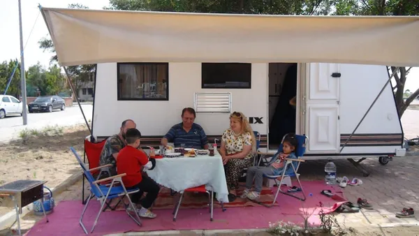 1651735540895.jpg Bayram tatilinin gözdesi! Yüzlerce karavan plajları doldurdu - 3