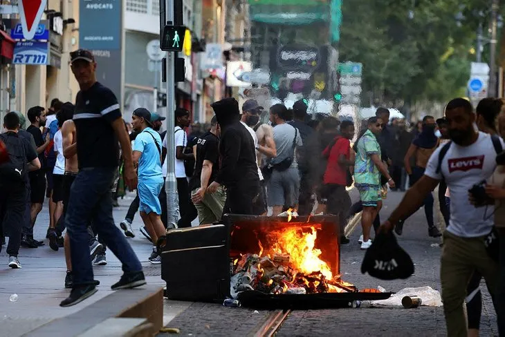 Fransa sokaklarında gergin bekleyiş! Binlerce polis sokaklarda! Taş ve el bombası attılar...
