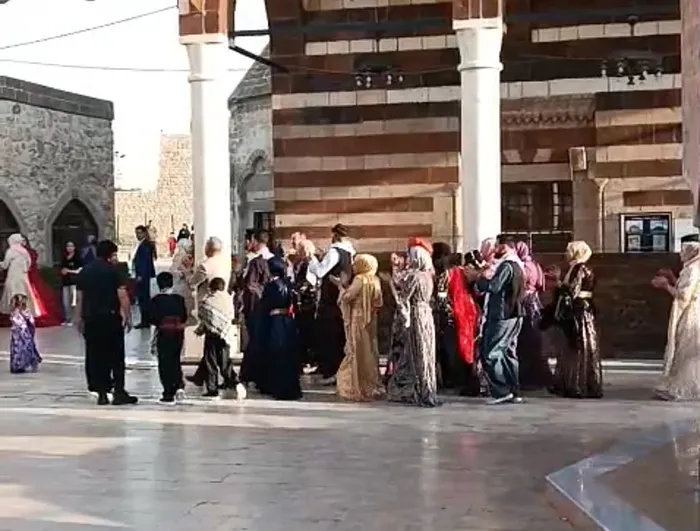 Tarihi camiye uygunsuz kıyafetle girilmesine halktan çok sert tepki - 3