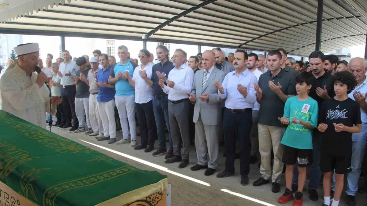 Başına saçma isabet eden doktor son yolculuğuna uğurlandı