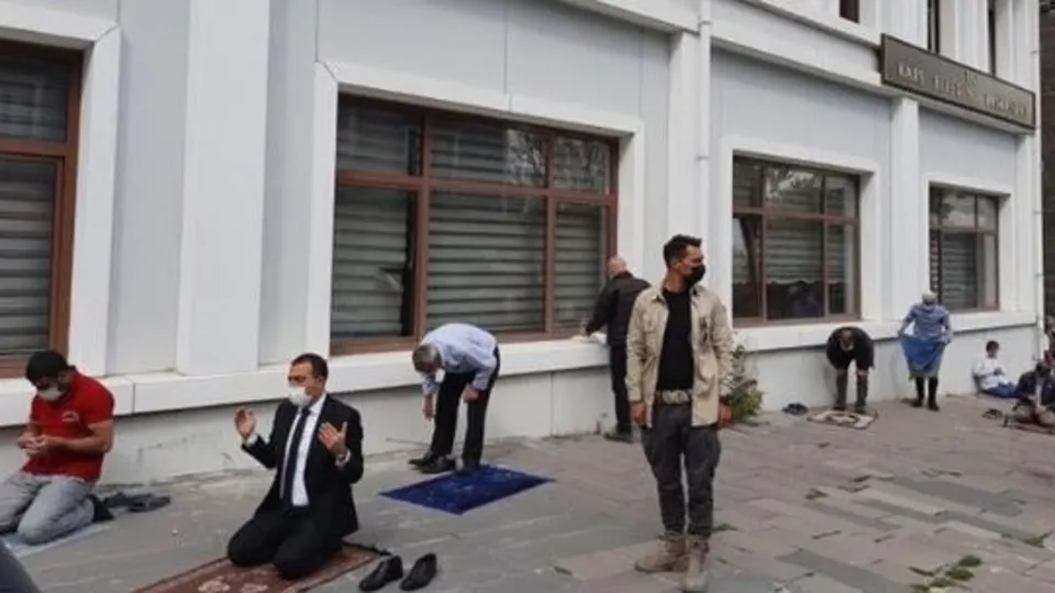 Kars Belediye Başkan Vekili Türker Öksüz’ün Cuma namazını vatandaşlarla kılmasından rahatsız oldular