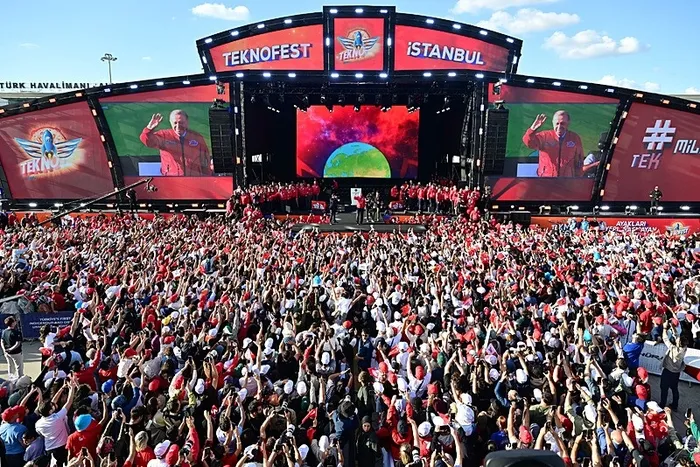 baskan-erdogandan-teknofest-2025te-soykirimci-netanyahuya-siloam-yaniti-degil-kitabeyi-kudusun-tek-bir-cakil-t-1758293982166.jpeg Netanyahu'nun Siloam kitabesi ile ilgili sözlerine yanıt veren Erdoğan, ʺDeğil o kitabeyi Kudüs'ün tek bir taşını dahi size vermeyiz.ʺ dedi. (AA)