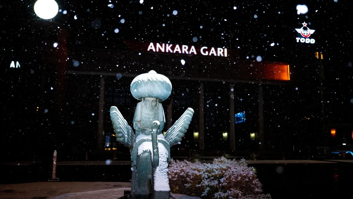 Ankara beyaza büründü! Kar yağışı gece saatlerinde etkili oldu