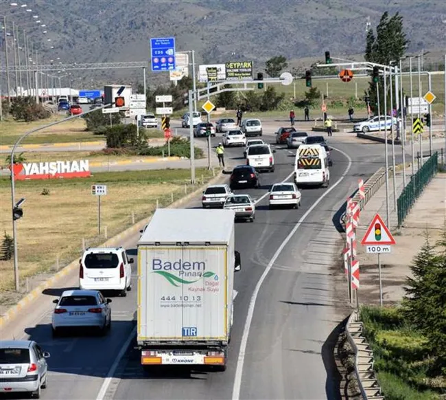 tam-kapanma-sonrasi-43-ilin-gecis-noktasinda-trafik-yogunlugu-1621237668585.jpg Tam kapanma sonrası 43 ilin geçiş noktasında trafik yoğunluğu! - 1