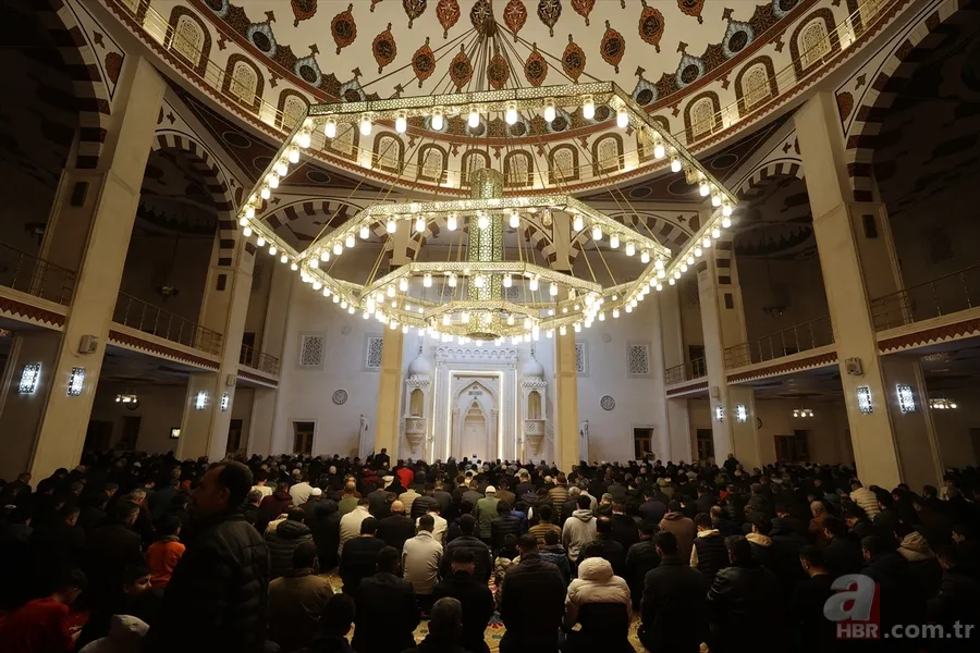 On bir ayın sultanı Ramazan başladı: İlk teravih namazında camiler dolup taştı! 7