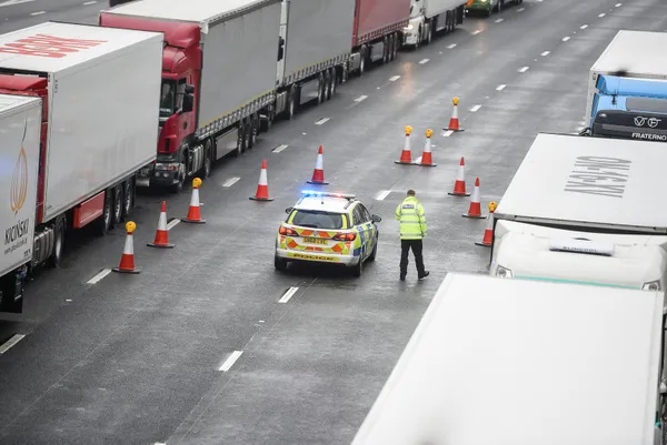 ingilterede-korkunc-manzara-1500-tir-kontak-kapatti-1608655107330.jpg İngiltere’de korkunç manzara! Kilometrelerce kuyruk oluştu ülkeye giremiyorlar - 4