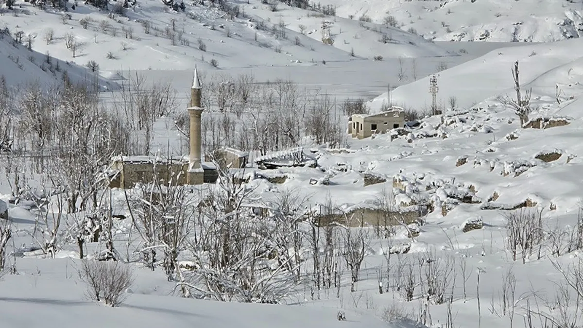 Sivas'ta Pusat-Özen Barajı'nın yüzeyi buz tuttu