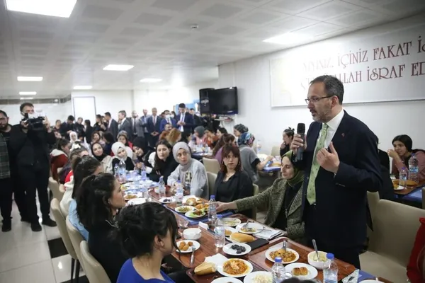genclik-ve-spor-bakani-muharrem-kasapoglu-tuncelide-ogrencilerle-iftarda-bulustu-1650053976007.jpeg Gençlik ve Spor Bakanı Muharrem Kasapoğlu Tunceli'de öğrencilerle iftarda buluştu - 2