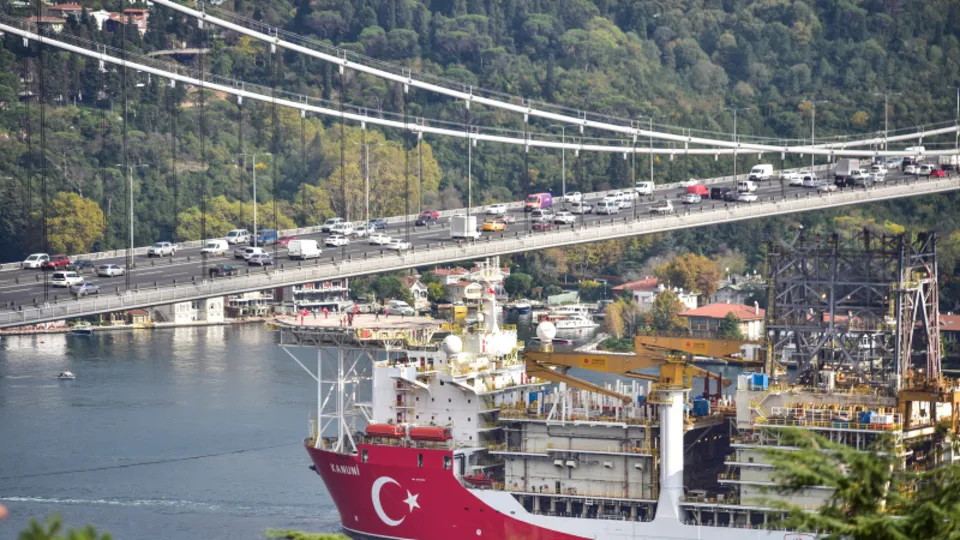 Kanuni Sondaj Gemisi İstanbul Boğazı’ndan böyle geçti! Vatandaşlar alkışlarla uğurladı