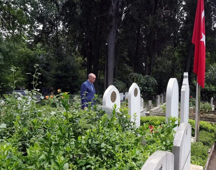 Başkan Erdoğan anne ve babasının kabrini ziyaret etti! 15 Temmuz şehidi Erol Olçok'u da unutmadı