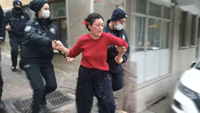 Bursa'da çaydanlıkla polise saldıran kadın serbest kalınca mahalle sakinlerine sopayla saldırdı - 6