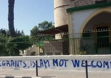Güney Kıbrıs’ta İslam'a yönelik alçakça saldırı! Camiye molotofkokteyli attılar! Rum yetkililere çağrı: Gerekeni yapın!